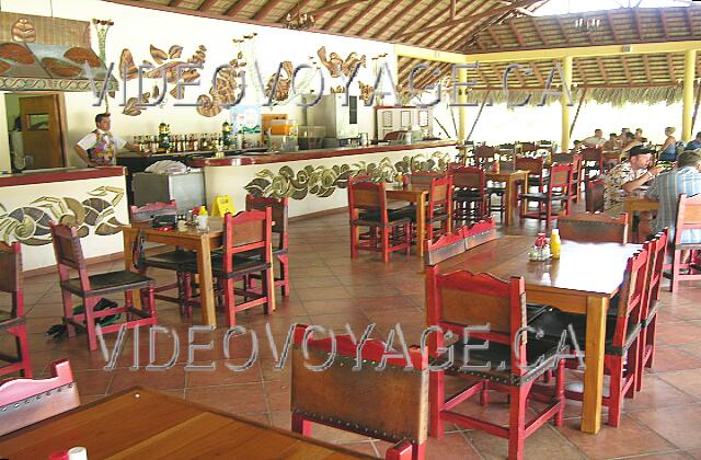 Cuba Guardalavaca Club Amigo Atlantico Guardalavaca Un grand comptoir, de nombreuses tables, le bar le plus récent du Club Amigo.