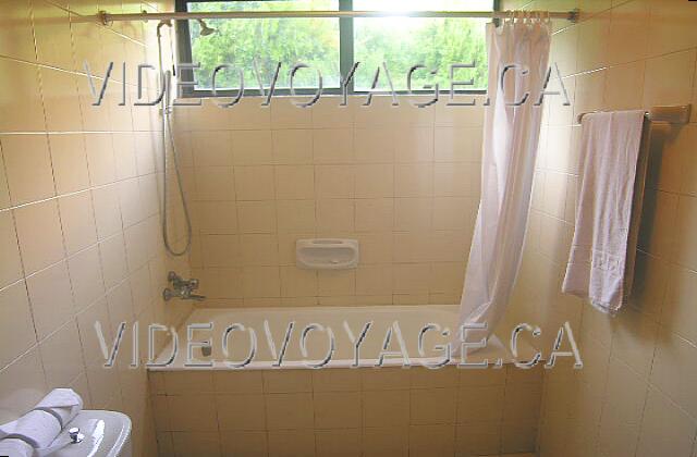 Cuba Guardalavaca Club Amigo Atlantico Guardalavaca Le bain-douche de la salle de bain.