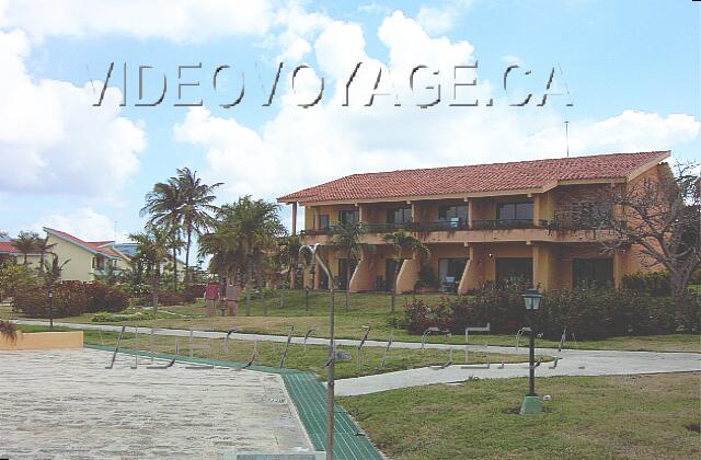 Cuba Guardalavaca Club Amigo Atlantico Guardalavaca Celui-ci est tout près de la piscine du Guardalava Village. A gauche au fond, d'autres villas.