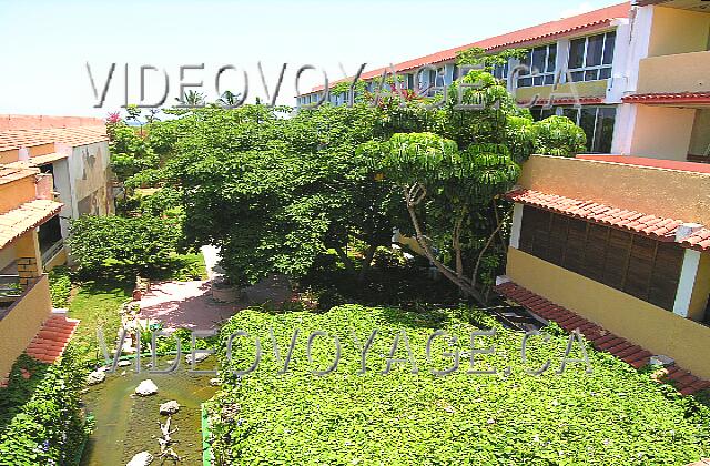 Cuba Guardalavaca Club Amigo Atlantico Guardalavaca Le batiment en forme de Y, au centre une terrasse recouverte d'un toit de végétation.