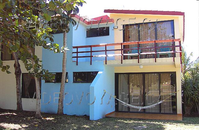 Cuba Guardalavaca Club Amigo Atlantico Guardalavaca Les bungalows possèdent une portes coulissante à l'arrière et une grande fenêtre à l'avant.