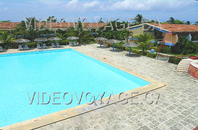 Cuba Guardalavaca Club Amigo Atlantico Guardalavaca Plus d'une dizaine de parasols autour de la piscine. A droite, un des batiments qui habritent les chambres de l'hôtel de guardalavaca.