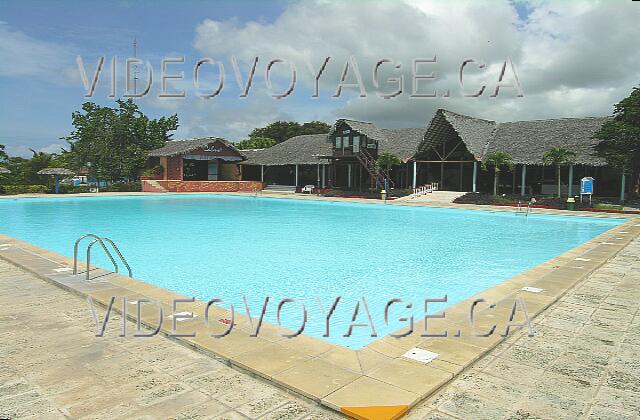 Cuba Guardalavaca Club Amigo Atlantico Guardalavaca Le bar le plus près est le Lobby bar de l'autre coté de la piscine tout près.  Il y a des accès pour handicapé sur la terrasse de la piscine. Il y a peu de parasols autour de la piscine.