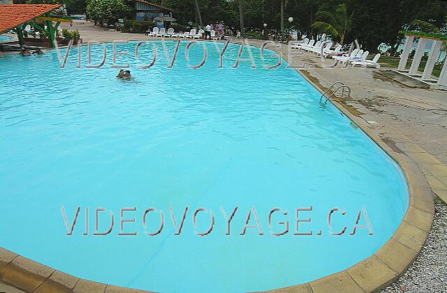 Cuba Guardalavaca Club Amigo Atlantico Guardalavaca Une grande terrasse autour de la piscine avec de nombreuses chaises longues.