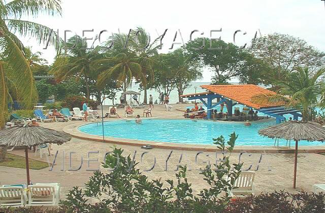 Cuba Guardalavaca Club Amigo Atlantico Guardalavaca Le bar au centre de la piscine. Au fond, l'escalier pour accéder à la plage publique.