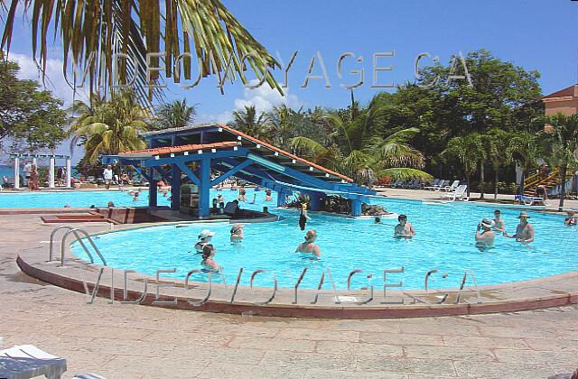 Cuba Guardalavaca Club Amigo Atlantico Guardalavaca Un groupe qui joue au Volleyball dans la piscine.