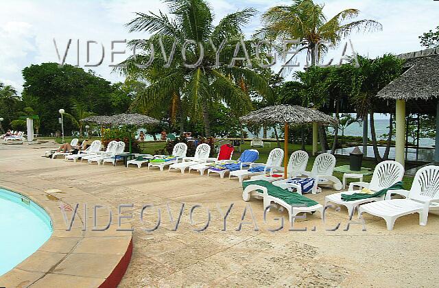 Cuba Guardalavaca Club Amigo Atlantico Guardalavaca De nombreuses chaises longues et quelques parasols autour de la piscine de l'hôtel Atlantico.