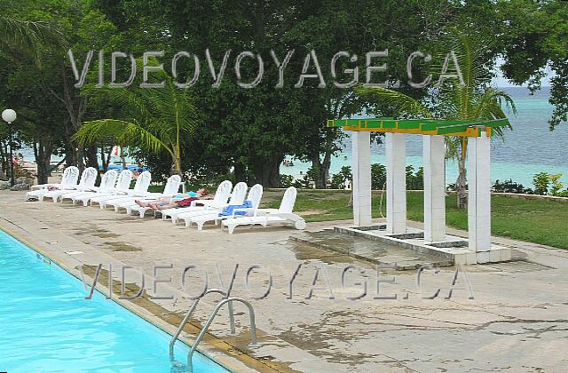 Cuba Guardalavaca Club Amigo Atlantico Guardalavaca Certaines portions de la piscine n'ont pas de parasols.