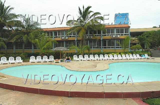 Cuba Guardalavaca Club Amigo Atlantico Guardalavaca La piscine pour enfants de l'hôtel Atlantico. Beaucoup de chaises mais peu de parasols.