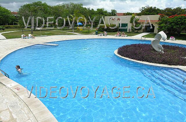 Cuba Guardalavaca Club Amigo Atlantico Guardalavaca La piscina de Guardalavaca Village. La última piscina Club Amigo. En la parte inferior derecha, el mini-club.