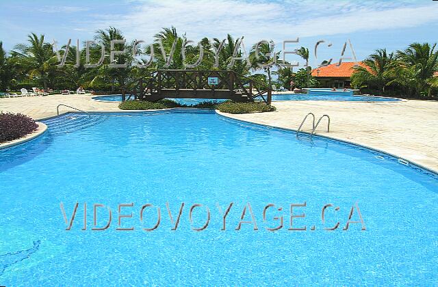 Cuba Guardalavaca Club Amigo Atlantico Guardalavaca Un pont pour traverser de l'autre coté de la piscine. Mais on ne peut pas passer  sous le pont d'un bassin à l'autre de la piscine.