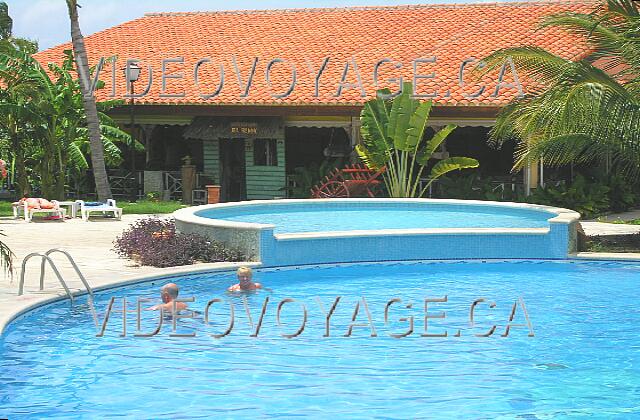 Cuba Guardalavaca Club Amigo Atlantico Guardalavaca Un petit bassin surélevé qui termine la piscine du  Village Guardalavaca.