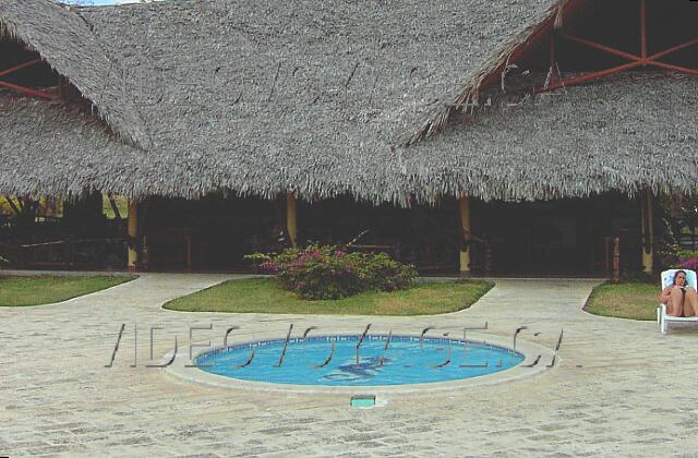 Cuba Guardalavaca Club Amigo Atlantico Guardalavaca La piscine pour enfant du Village Guardalavaca en avant du Snack bar.