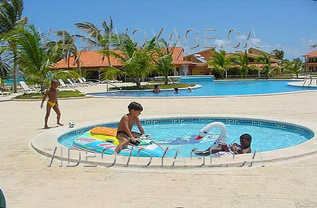 Cuba Guardalavaca Club Amigo Atlantico Guardalavaca La piscine pour enfant du Village Guardalavaca. Il n'y a pas de parasols autour.