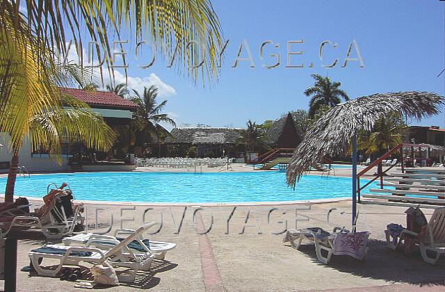 Cuba Guardalavaca Club Amigo Atlantico Guardalavaca Une autre vue de la partie centrale de la piscine. Il y a de nombreuses chaises longues et parasols.