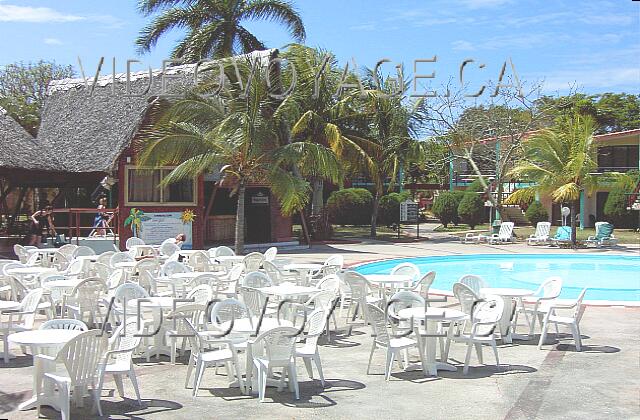 Cuba Guardalavaca Club Amigo Atlantico Guardalavaca La portion de la piscine la moins profonde est près du bar de la piscine. De nombreuses chaises sont disposées ici en avant de la scène de spectacle.