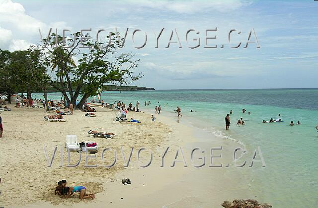 Cuba Guardalavaca Club Amigo Atlantico Guardalavaca Le début de la plage. Une portion sous les arbres permet au touriste de s'allonger à l'ombre. Car il n'y a pas de parasols, mais il y a des chaises longues.