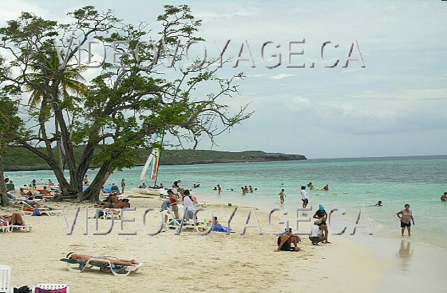 Cuba Guardalavaca Club Amigo Atlantico Guardalavaca La plage n'est pas très large entre le bord de l'eau et les arbres au début de la plage, mais assez pour les besoins. Il y a toujours beaucoup d'animation sur la plage