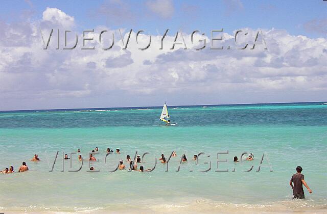 Cuba Guardalavaca Club Amigo Atlantico Guardalavaca Il y a une portion de 100 mètres populaire pour la baignade. Les algues sont assez loins pour ne pas déranger. Pour cette partie de la plage, il y a des chaises longues de disponible, un peu plus loins, il n'y a plus de chaises longues de l'hôtel.  Car c'est le secteur des bars sur la plage et où les Cubains se baignent.