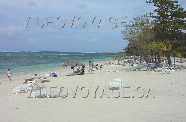 Cuba Guardalavaca Club Amigo Atlantico Guardalavaca À l'opposé, du coté est, une autre plage, mais elle est réservé à l'hôtel Brisas. Cette plage est près du Village Guardalavaca.