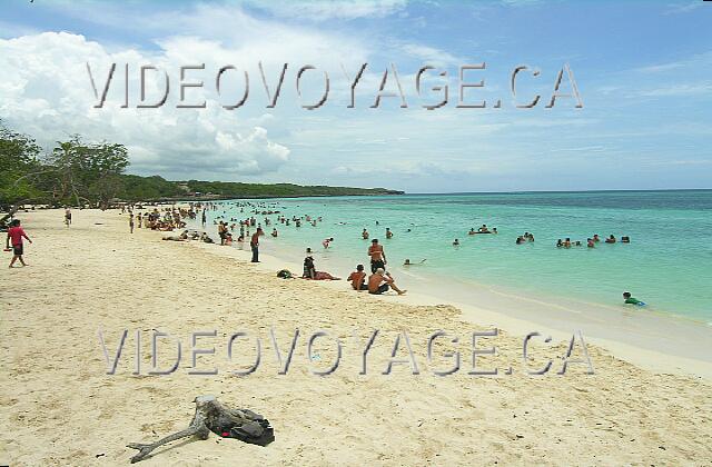 Cuba Guardalavaca Club Amigo Atlantico Guardalavaca La plage publique que les Cubains peuvent accéder. Cette portion de plage est très animé.  Idéal pour connaître les cubains qui sont très gentils. Ils adorent discuter. Ici une photographie le samedi après-midi.