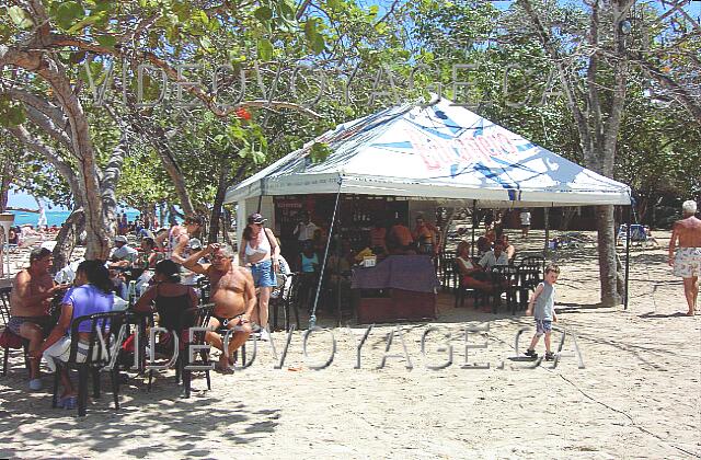 Cuba Guardalavaca Club Amigo Atlantico Guardalavaca Ici, un des bar sur la plage qui est à l'extérieur de l'hôtel, donc non-inclus, mais peu  dispendieux.  Le soir il y a parfois des fêtes ici..