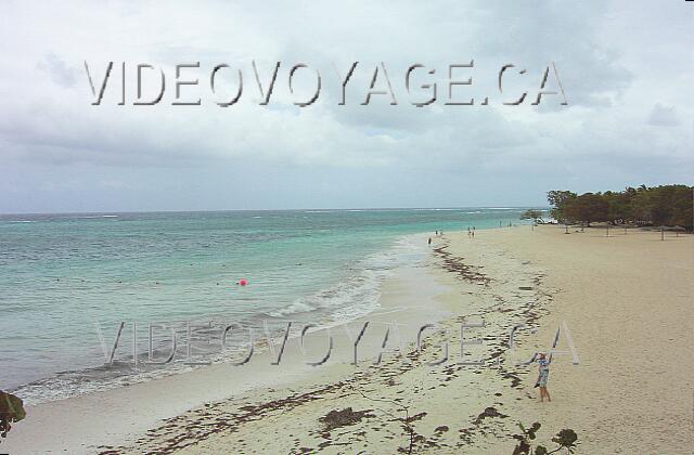 Cuba Guardalavaca Club Amigo Atlantico Guardalavaca Du coté ouest, la plage continue sur une distance de plus de 1 kilomètre. Elle est presque déserte, car il n'y a pas d'hôtel dans ce secteur. Cette plage est très large, mais il y a des récifs au fond. Un balon délimite une zone baignable.