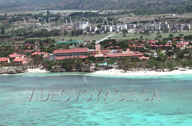 Cuba Guardalavaca Club Amigo Atlantico Guardalavaca Aquí vemos a la pequeña playa privada ya la izquierda la derecha playa pública. Las habitaciones en la sección Cameleon 300 metros de la playa. Principio de la fotografía, las casas de los cubanos. Guardalavaca es un sitio turístico, por lo que pocos cubanos que viven allí.