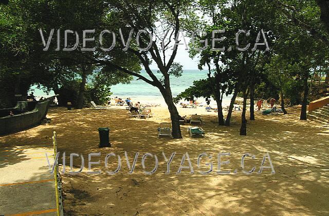 Cuba Guardalavaca Club Amigo Atlantico Guardalavaca Hay tres playas del Club Amigo. Hay una playa pública y dos playas privadas. Aquí la playa privada del Club Amigo es muy pequeño, pero muy hermoso paisaje. A la izquierda un bar incluido.