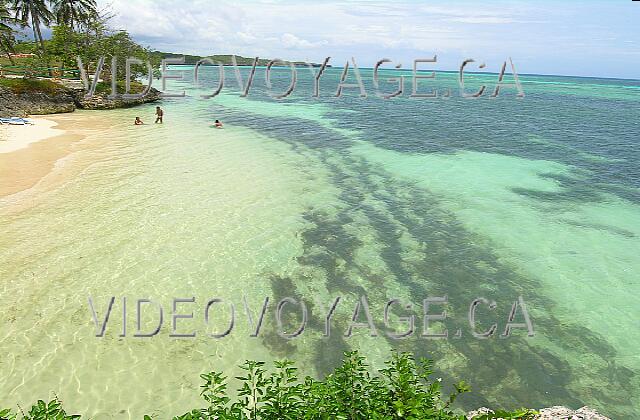 Cuba Guardalavaca Club Amigo Atlantico Guardalavaca La playa privada Hay un montón de algas cerca de la playa. Hay 3 pies de profundidad, donde las algas cruda es.