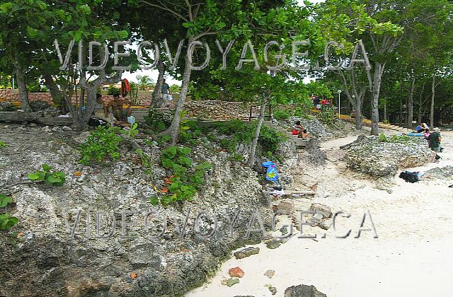 Cuba Guardalavaca Club Amigo Atlantico Guardalavaca Le début de la plage avec les rochers.  Un trottoir qui permettait l'accès à la plage n'est plus disponible, étant détruit par la mer. A droite l'escalier de l'hôtel Atlantico.