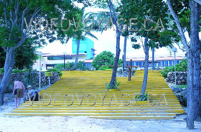 Cuba Guardalavaca Club Amigo Atlantico Guardalavaca L'escalier pour accéder à la plage à partir de l'hôtel Atlantico. Tout les accès ont des escaliers. Aucun accès pour les handicapés.