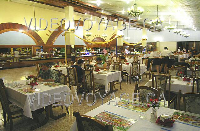 Cuba Guardalavaca Club Amigo Atlantico Guardalavaca La salle à manger le soir. A gauche le buffet.