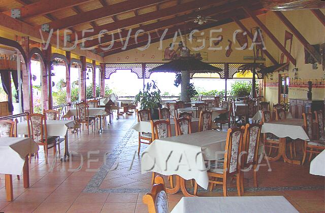 Cuba Guardalavaca Club Amigo Atlantico Guardalavaca Un restaurant de moyenne dimension à aire ouverte. Les tables au fond ont une vue partielle de la mer.
