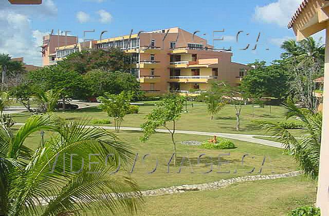 Cuba Guardalavaca Club Amigo Atlantico Guardalavaca La facade de l'hôtel Atlantico. A ce bout, les rares chambres avec un balcon. Au dernier niveau, une grande terrasse pour une suite.