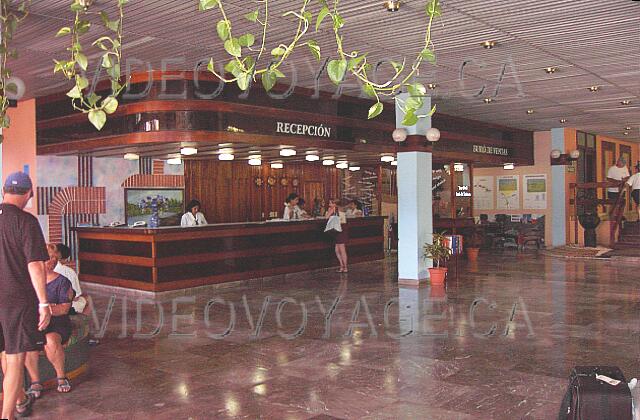 Cuba Guardalavaca Club Amigo Atlantico Guardalavaca La réception de l'hôtel Atlantico et à droite le bureau touristique pour la réservation des excursions et des restaurants. Le Lobby bar se trouve à droite à l'extérieur de la photographie.