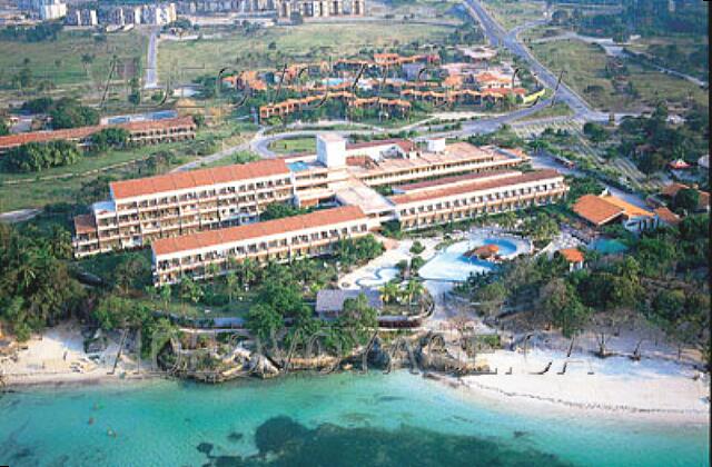 Cuba Guardalavaca Club Amigo Atlantico Guardalavaca Une vue aérienne de l'hôtel Atlantico. C'est la section de l'hôtel Club Amigo la plus proche de la plage. A droite en bas, le début de la plage publique. A gauche en bas, la petite plage privé de l'hôtel.