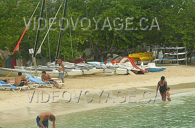 Cuba Guardalavaca Blau Costa Verde No motorizados equipo de deportes acuáticos en la playa incluido.