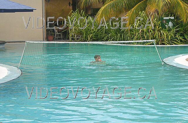 Cuba Guardalavaca Blau Costa Verde Una red de voleibol en la piscina.