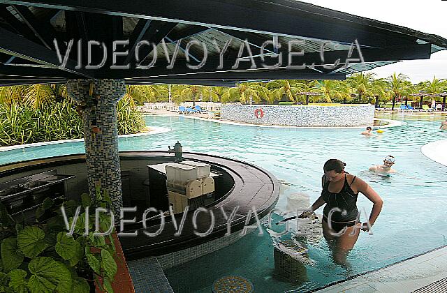 Cuba Guardalavaca Blau Costa Verde El bar La Cascada en la piscina.