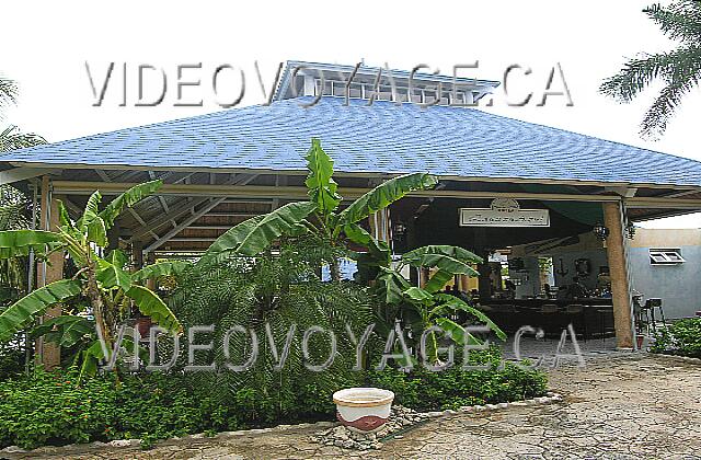 Cuba Guardalavaca Blau Costa Verde El bar de Laguna Azul es el bar más popular en el hotel el día.