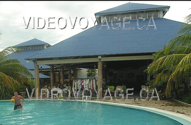 Cuba Guardalavaca Blau Costa Verde Un bar cerca de la terraza cerca de la piscina