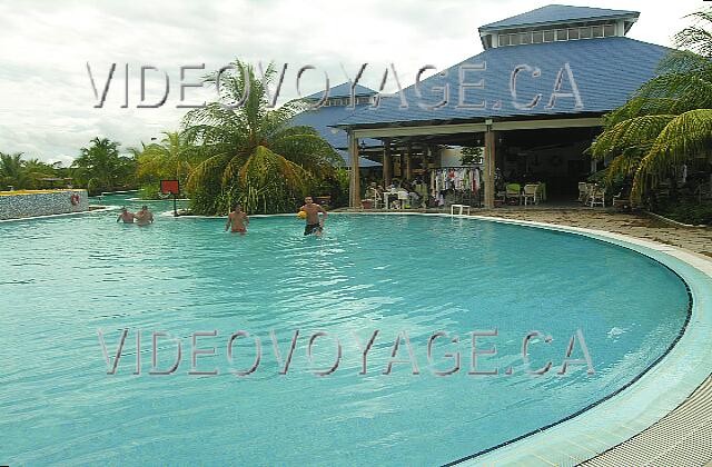 Cuba Guardalavaca Blau Costa Verde Cerca del bar, con un bar de piscina y una canasta de baloncesto.