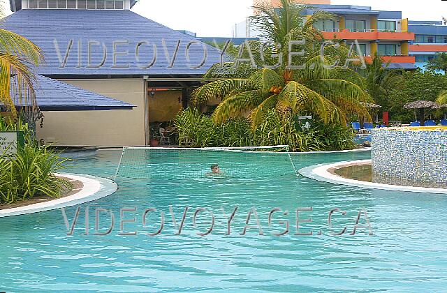 Cuba Guardalavaca Blau Costa Verde En el centro de la piscina, una red de voleibol.