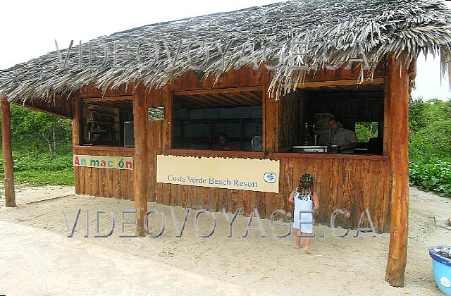 Cuba Guardalavaca Blau Costa Verde A la llegada en la playa, una pequeña cabina para la animación y bar.
