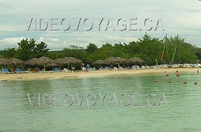 Cuba Guardalavaca Blau Costa Verde La parte privada de la playa incluye sólo unas pocas sombrillas.