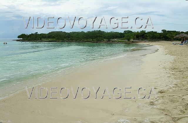 Cuba Guardalavaca Blau Costa Verde Una hermosa arena fina, sino el comienzo de la playa, hay algunos arrecifes en lugares.