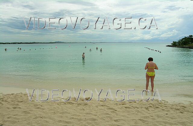 Cuba Guardalavaca Blau Costa Verde La playa con el mar tranquilo. Un hermoso paisaje.
