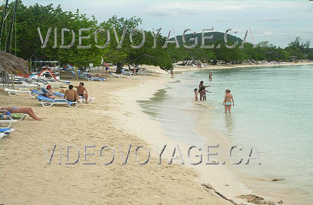 Cuba Guardalavaca Blau Costa Verde La playa forma una meseta entre el mar y la playa de una pequeña pendiente.