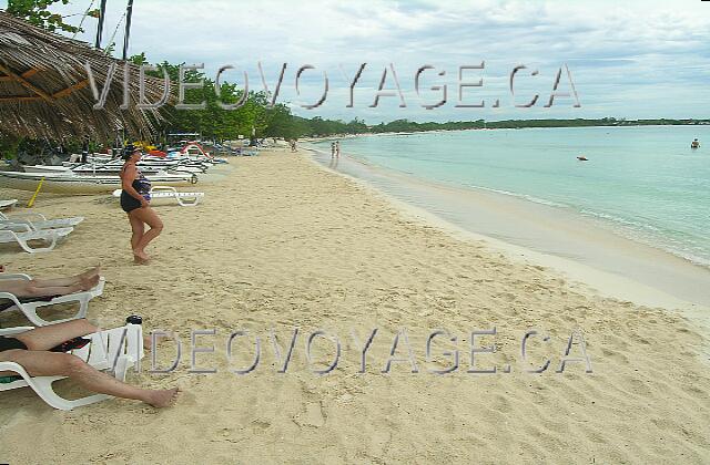 Cuba Guardalavaca Blau Costa Verde A l'arrivé sur la plage, à gauche, la plage continue sur plusieurs kilomètres. La distance entre le bord de la mer et les arbres n'est pas très grande, mais le sable continue sur une bonne distance sous les arbres.